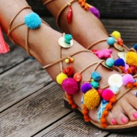 Pies a todo color con las sandalias del verano