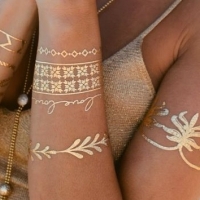 Tatuajes metalizados, un toque de brillo para nuestra piel